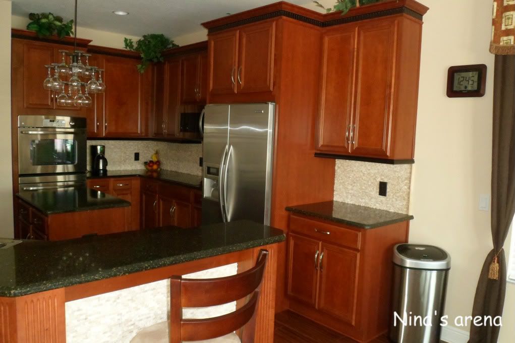 Kitchen with contrasting molding